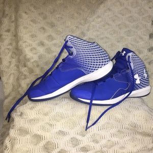 Under Armour youth Mid cut basketball shoes